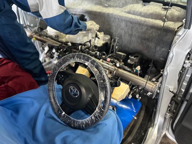 分解された自動車　ハンドル廻り